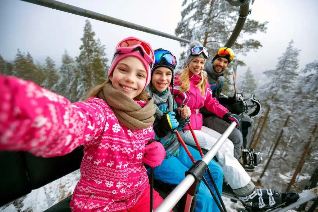 Vacances de ski famille heureuse