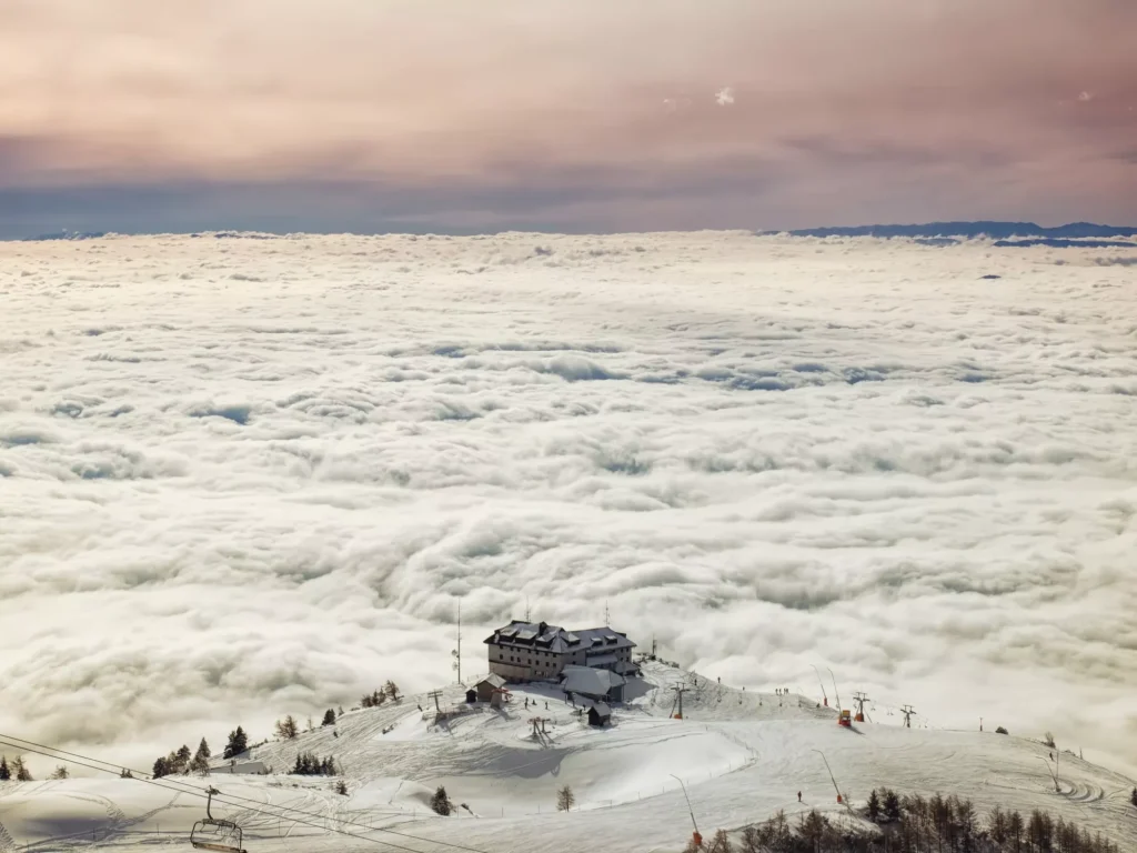 Krvavec skisportssted over et hav af skyer