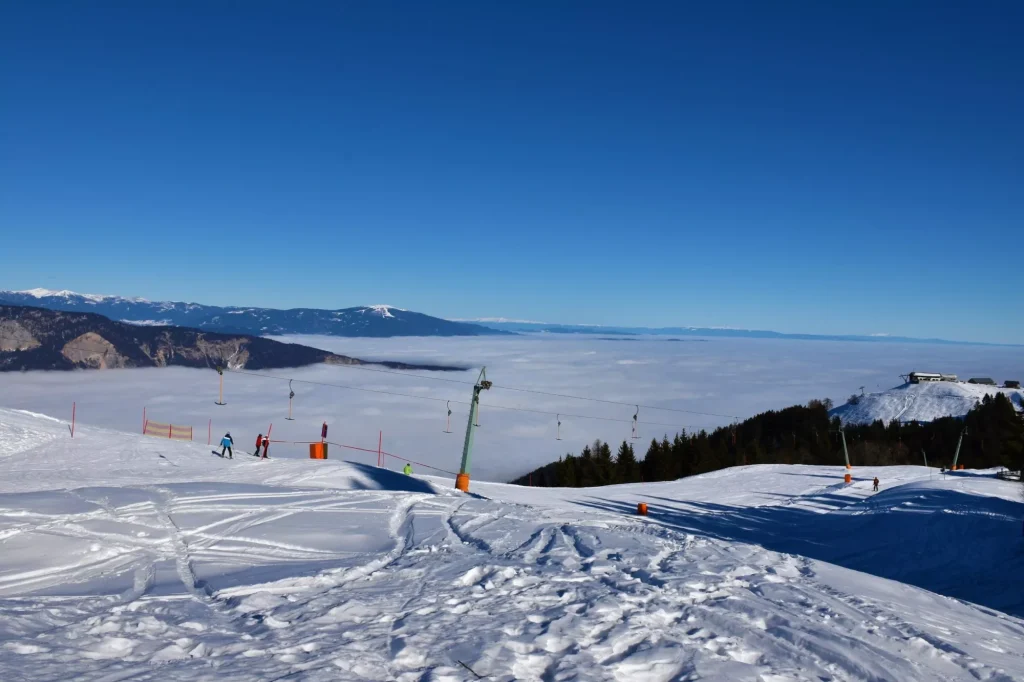 Arnoldstein skisportssted over skyerne