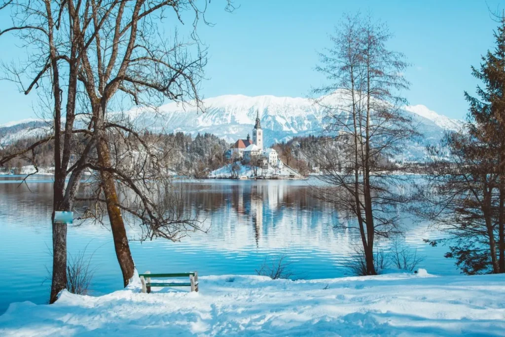Het meer van Bled besneeuwd