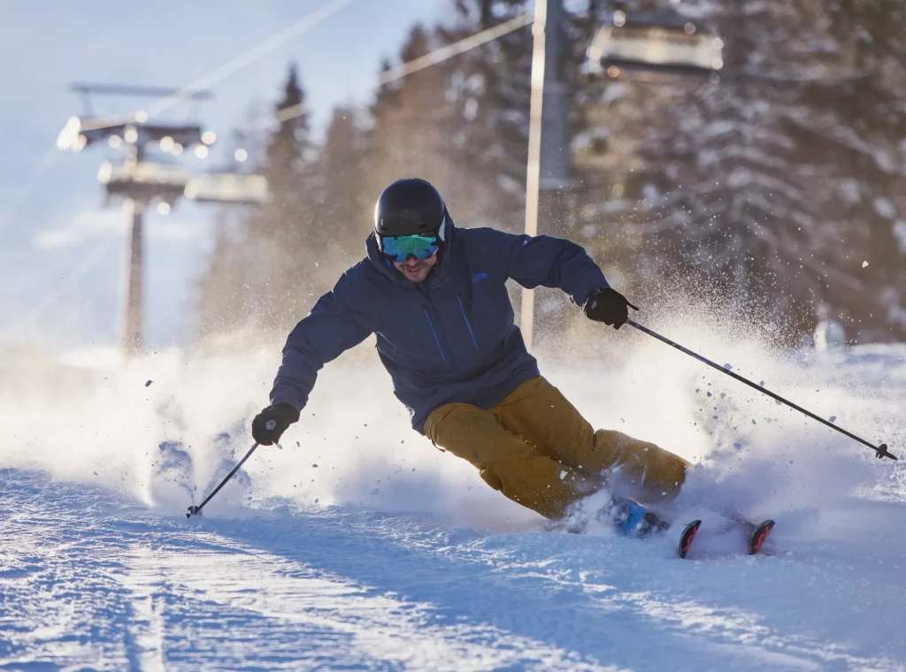 Esquiador de la estación de esquí de Cerkno