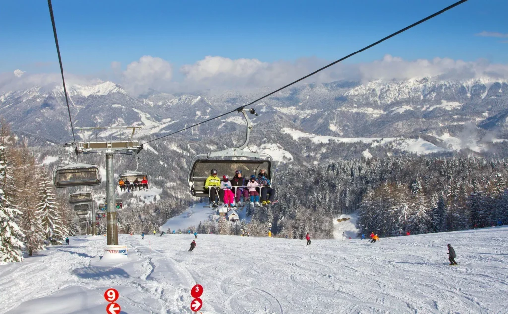 Diversión en la estación de esquí de Cerkno