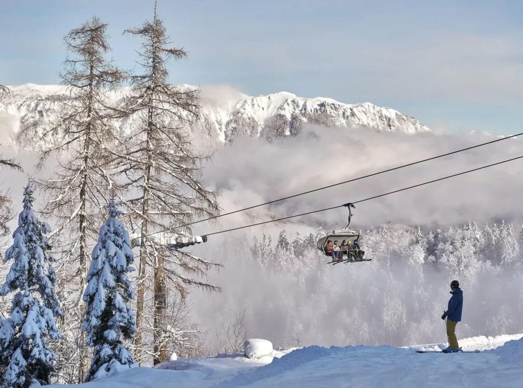 Cerkno skigebied skiër uitzicht