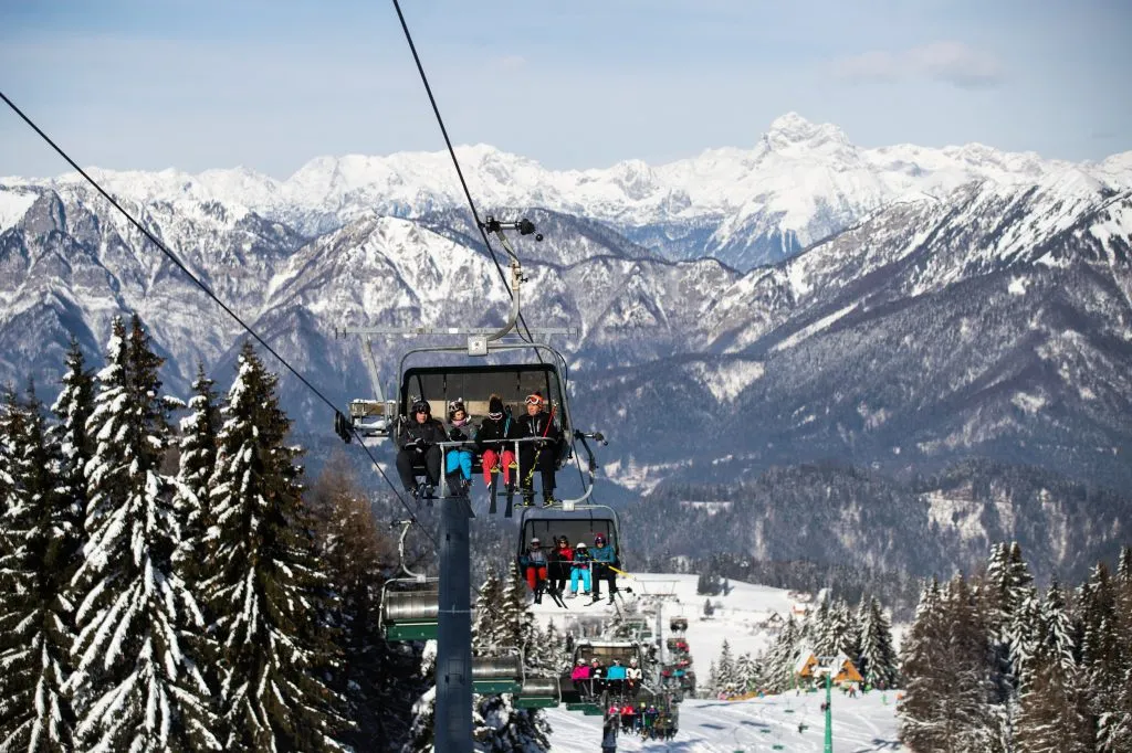 Cerkno skisportssted med udsigt over De Julianske Alper