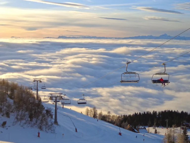Skigebied Krvavec boven wolken